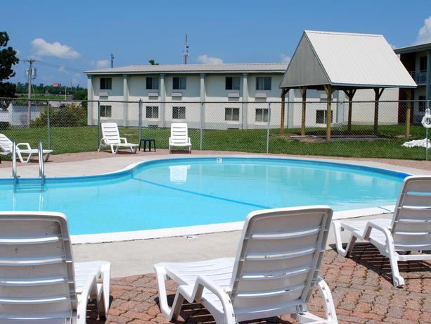 Imagen de la piscina del Hotel Travelodge By Wyndham Watertown. Foto 11