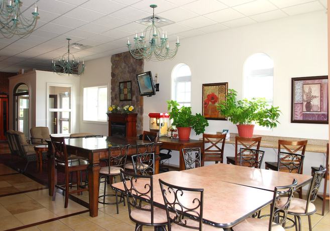 Imagen del bar/restaurante del Hotel Travelodge By Wyndham Watertown. Foto 2