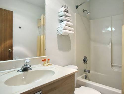 Imagen de la habitación del Hotel Travelodge By Wyndham Waukegan Gurnee. Foto 6