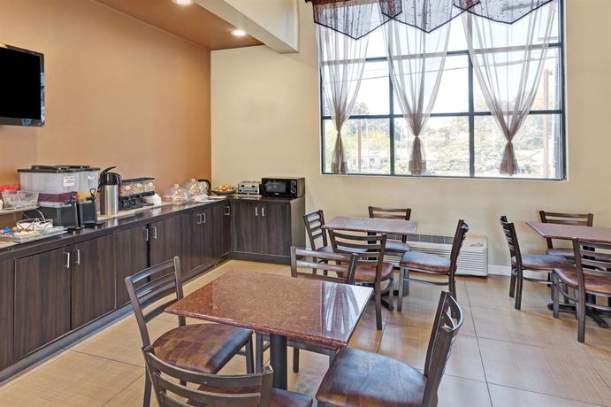 Imagen de los interiores del Hotel Travelodge By Wyndham Whittier. Foto 16