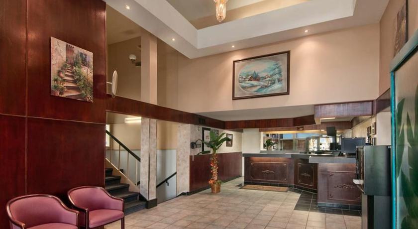 Imagen de los interiores del Hotel Travelodge By Wyndham Winnipeg. Foto 9