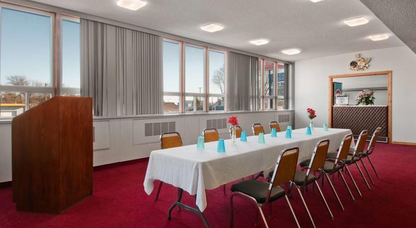Imagen de los interiores del Hotel Travelodge By Wyndham Winnipeg. Foto 10