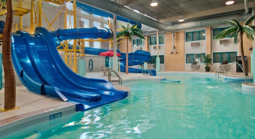 Imagen de la piscina del Hotel Travelodge By Wyndham Winnipeg. Foto 11