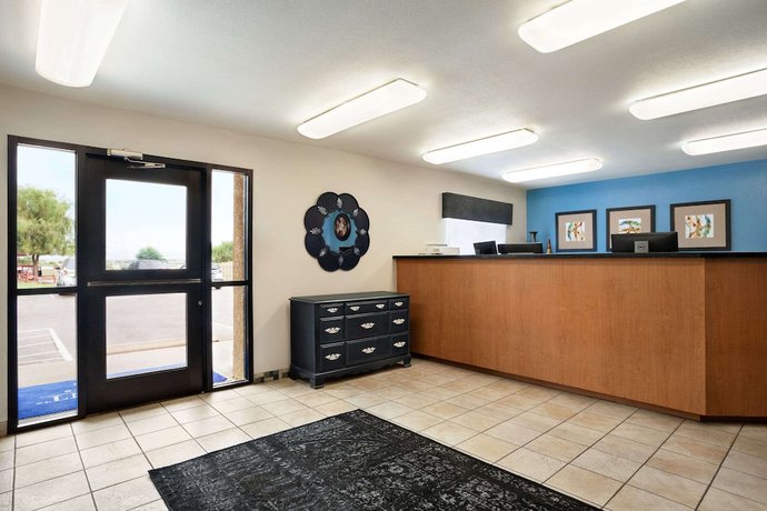 Imagen de los interiores del Hotel Travelodge By Wyndham Yuma. Foto 16