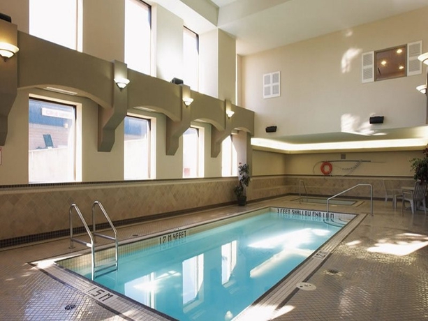 Imagen de la piscina del Hotel Travelodge Calgary MacLeod Trail. Foto 5
