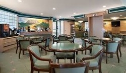 Imagen del bar/restaurante del Hotel Travelodge Calgary University. Foto 2
