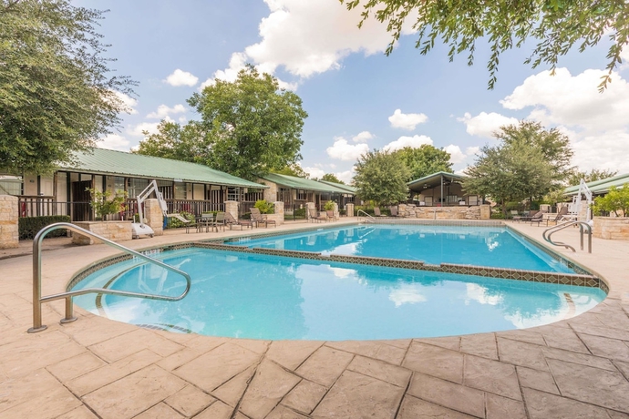 Imagen de la piscina del Hotel Travelodge Inn And Suites San Antonio Airport. Foto 19
