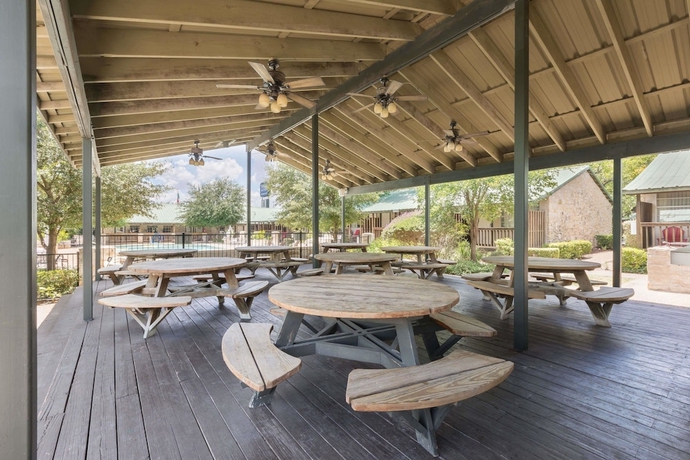 Imagen de los exteriores del Hotel Travelodge Inn And Suites San Antonio Airport. Foto 14