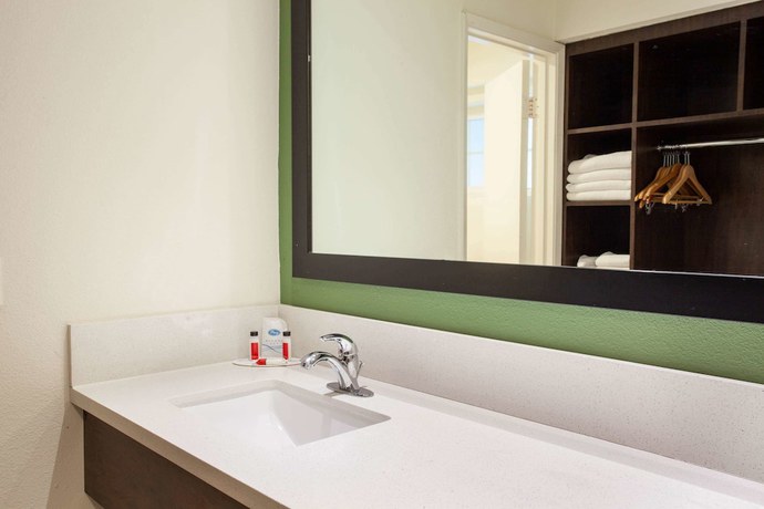 Imagen de la habitación del Hotel Travelodge Inn and Suites By Wyndham Anaheim On Disneyland Dr. Foto 3