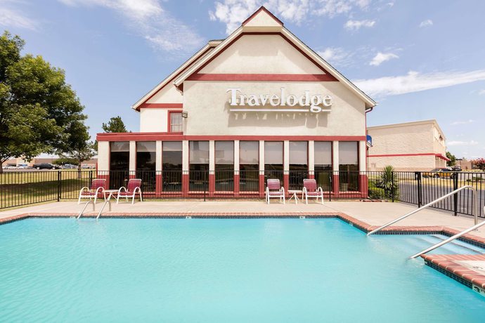 Imagen de la piscina del Hotel Travelodge Inn and Suites By Wyndham Norman. Foto 10