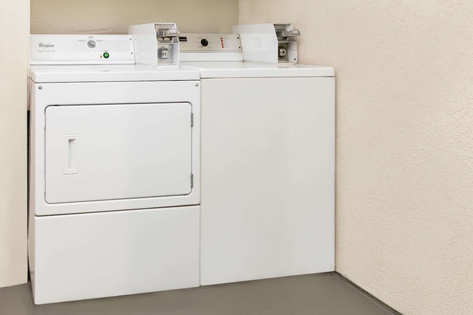 Imagen de los interiores del Hotel Travelodge Inn and Suites By Wyndham Norman. Foto 9