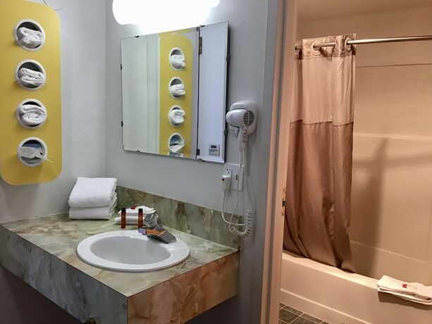 Imagen de la habitación del Hotel Travelodge Inn and Suites by Wyndham Missoula University Park. Foto 5