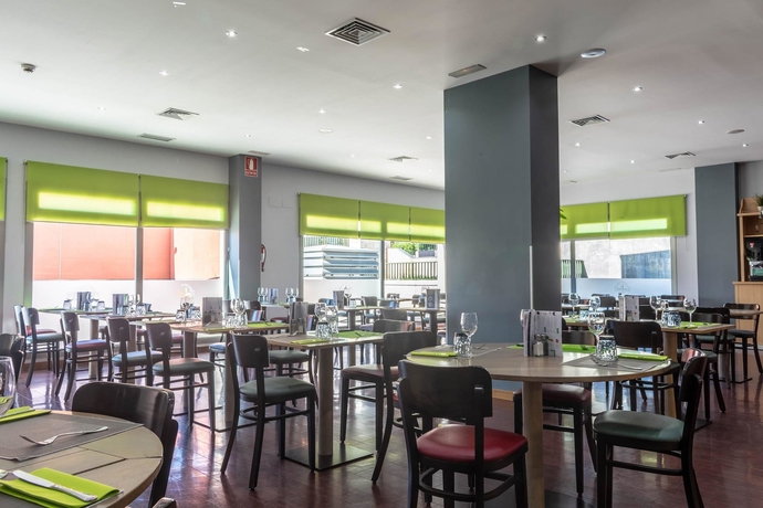 Imagen del bar/restaurante del Hotel Travelodge Madrid Alcalá de Henares. Foto 7