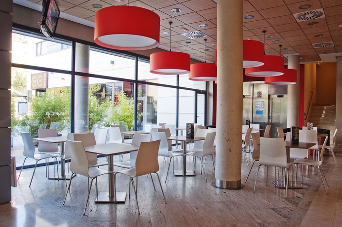 Imagen del bar/restaurante del Hotel Travelodge Madrid Arturo Soria. Foto 3