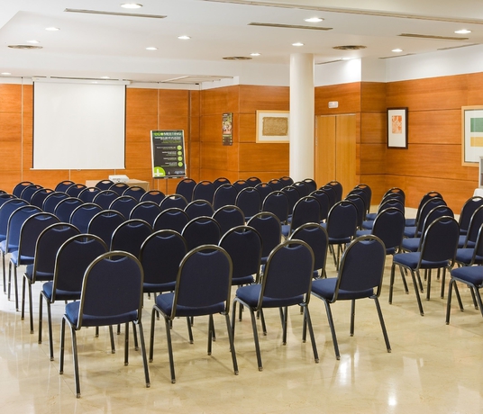 Imagen de los interiores del Hotel Travelodge Madrid Coslada Aeropuerto. Foto 12