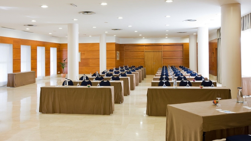 Imagen de los interiores del Hotel Travelodge Madrid Coslada Aeropuerto. Foto 14