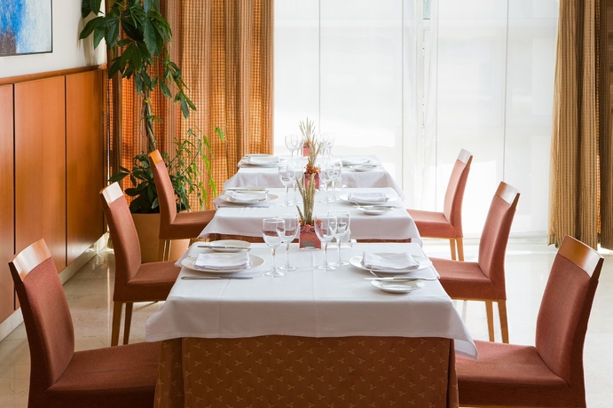 Imagen del bar/restaurante del Hotel Travelodge Madrid Coslada Aeropuerto. Foto 4