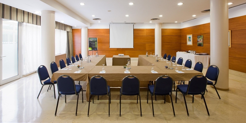 Imagen de los interiores del Hotel Travelodge Madrid Coslada Aeropuerto. Foto 17