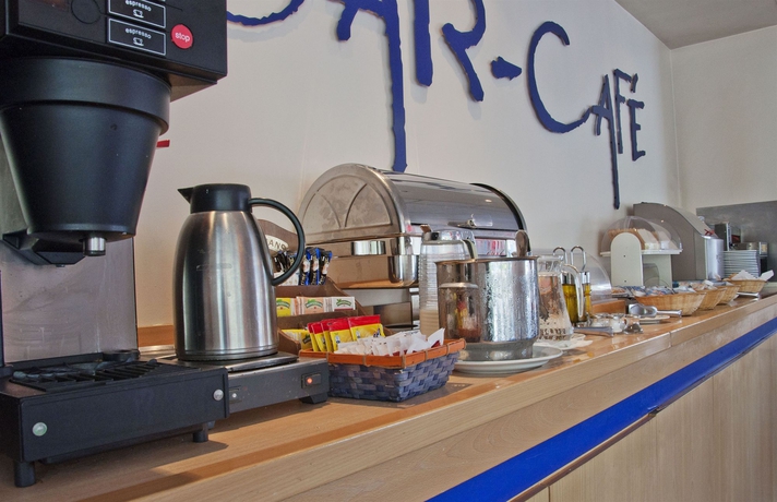 Imagen del bar/restaurante del Hotel Travelodge Madrid Torrelaguna. Foto 5