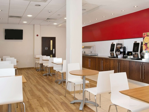 Imagen del bar/restaurante del Hotel Travelodge Manchester Upper Brook Street. Foto 2