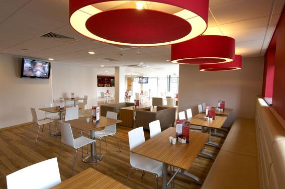Imagen del bar/restaurante del Hotel Travelodge Stratford Upon Avon. Foto 2