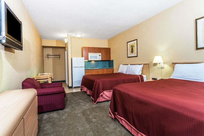 Imagen de la habitación del Hotel Travelodge Suites By Wyndham Lake Okeechobee. Foto 4