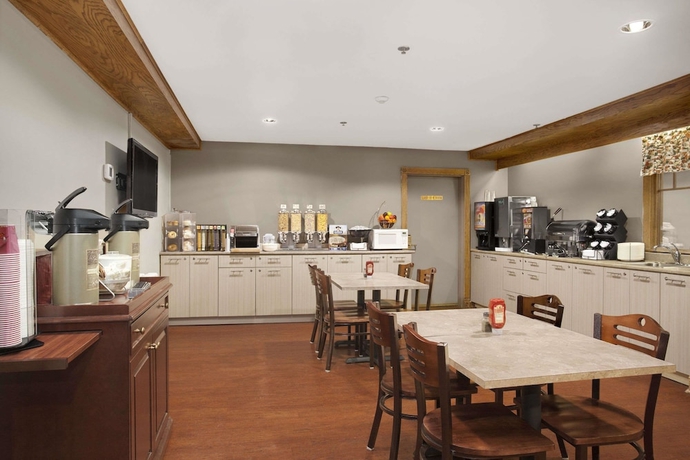 Imagen del bar/restaurante del Hotel Travelodge Suites By Wyndham Saint John. Foto 3