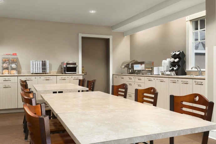 Imagen del bar/restaurante del Hotel Travelodge Suites By Wyndham Saint John. Foto 4