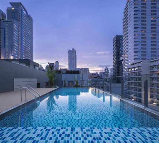 Imagen de la piscina del Hotel Travelodge Sukhumvit 11. Foto 17