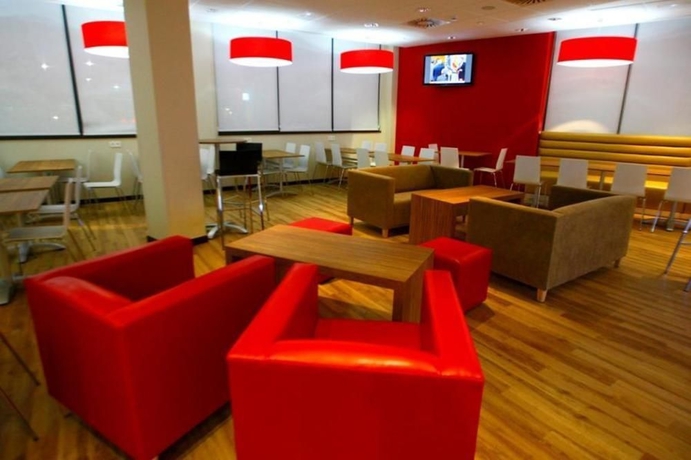 Imagen del bar/restaurante del Hotel Travelodge Valencia Aeropuerto. Foto 3