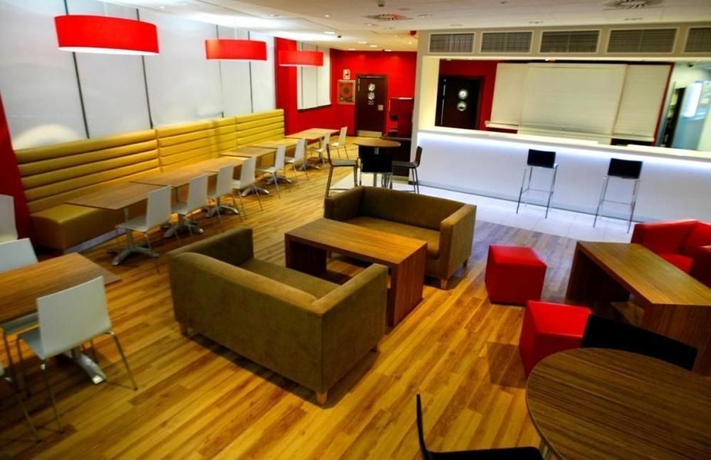 Imagen del bar/restaurante del Hotel Travelodge Valencia Aeropuerto. Foto 4