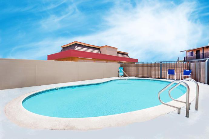 Imagen de la piscina del Hotel Travelodge by Wyndham Barstow. Foto 9