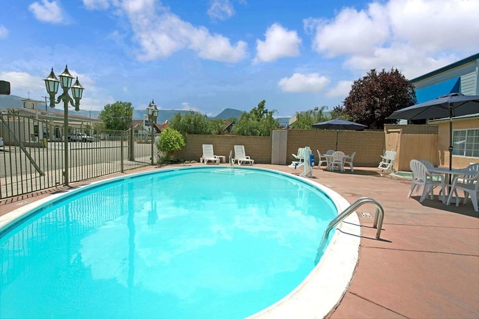 Imagen de la piscina del Hotel Travelodge by Wyndham Bishop. Foto 17