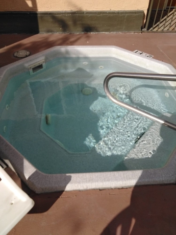 Imagen de la piscina del Hotel Travelodge by Wyndham Bishop. Foto 19