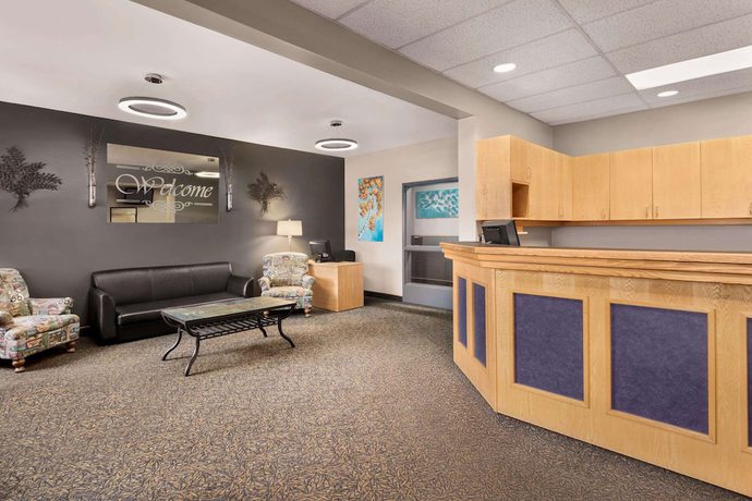 Imagen de los interiores del Hotel Travelodge by Wyndham Brandon. Foto 19