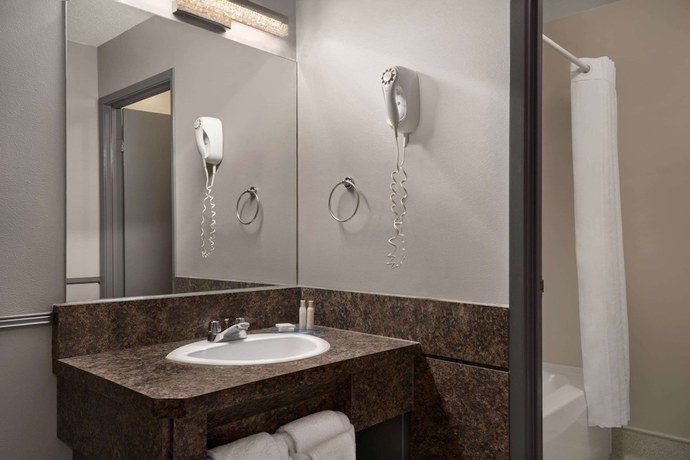 Imagen de la habitación del Hotel Travelodge by Wyndham Brandon. Foto 16