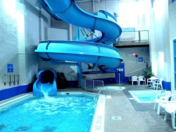 Imagen de la piscina del Hotel Travelodge by Wyndham Brandon. Foto 20