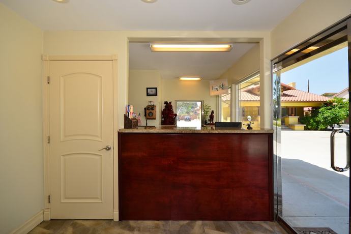 Imagen de los interiores del Hotel Travelodge by Wyndham Brea. Foto 16