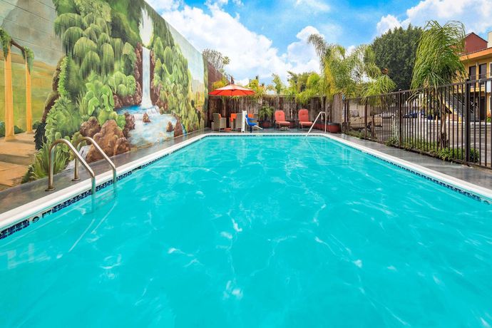 Imagen de la piscina del Hotel Travelodge by Wyndham Burbank-Glendale. Foto 20