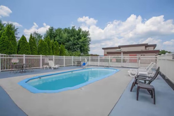 Imagen de la piscina del Hotel Travelodge by Wyndham Carlisle North. Foto 17