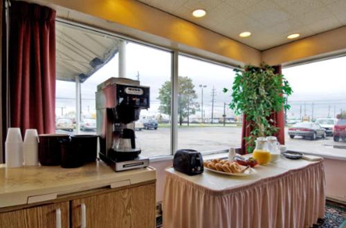 Imagen del bar/restaurante del Hotel Travelodge by Wyndham Cleveland Airport. Foto 3