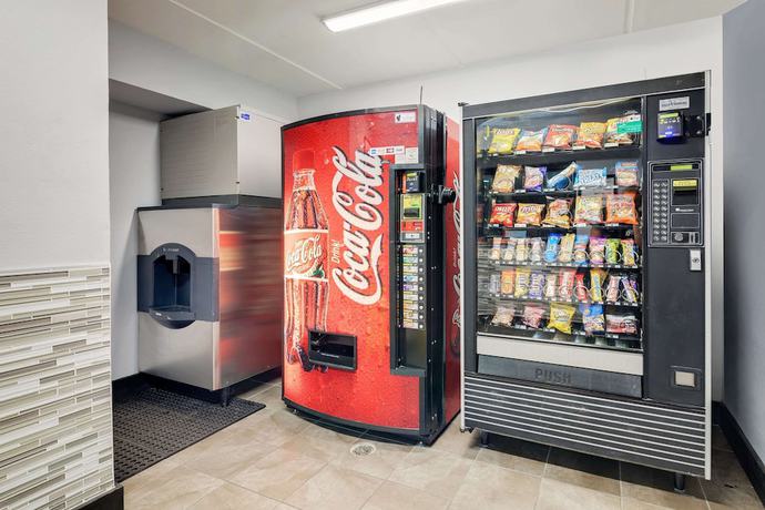 Imagen de los interiores del Hotel Travelodge by Wyndham College Park. Foto 18