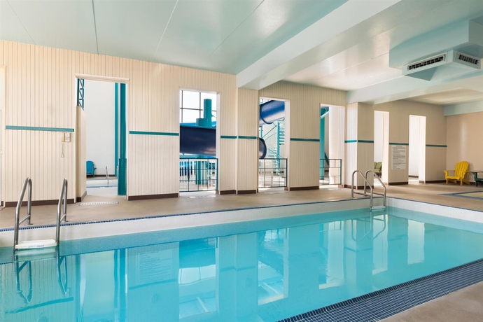 Imagen de la piscina del Hotel Travelodge by Wyndham Edmonton West. Foto 14