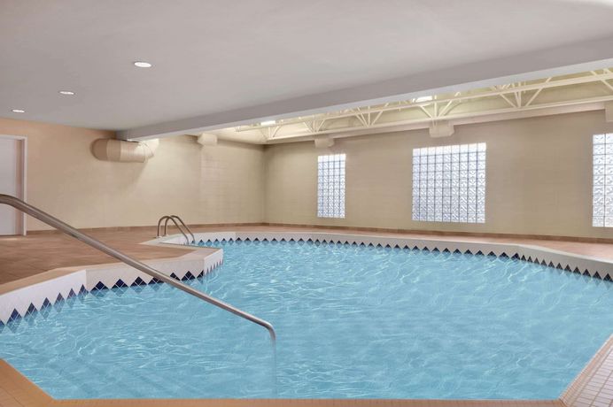 Imagen de la piscina del Hotel Travelodge by Wyndham Edson. Foto 18