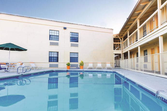 Imagen de la piscina del Hotel Travelodge by Wyndham El Paso - Airport. Foto 12