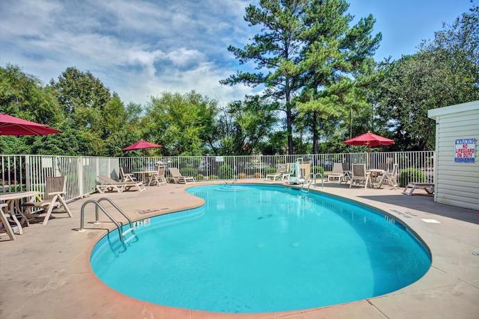Imagen de la piscina del Hotel Travelodge by Wyndham Fayetteville. Foto 14
