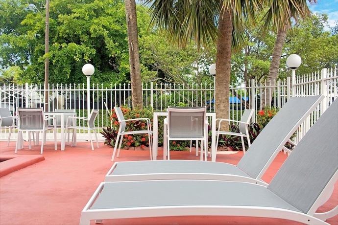 Imagen de la piscina del Hotel Travelodge by Wyndham Fort Lauderdale. Foto 12