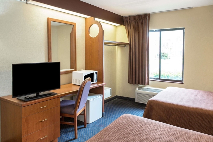 Imagen de la habitación del Hotel Travelodge by Wyndham Fort Myers Airport. Foto 4