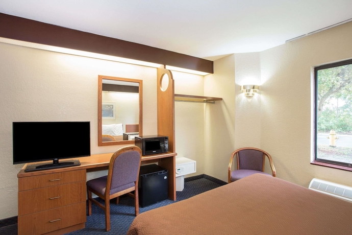 Imagen de la habitación del Hotel Travelodge by Wyndham Fort Myers Airport. Foto 8