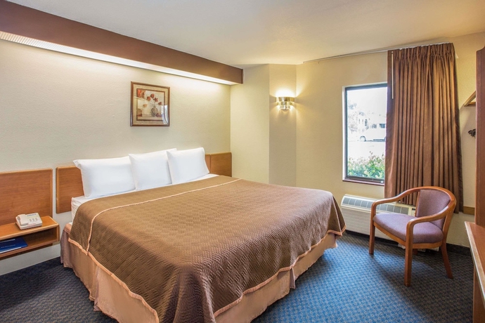 Imagen de la habitación del Hotel Travelodge by Wyndham Fort Myers Airport. Foto 9